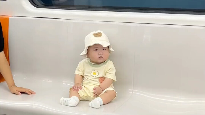 Aaaah, what should I do? I just love my baby at this stage—so tiny and so soft!