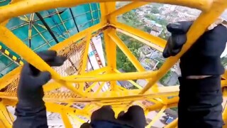 The tower crane driver's belly was 80 meters high, and he challenged the poop race!