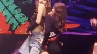 【بل랙بينك】 لحظة عرض السكر الكبير خلال حفل جيني وليزا!