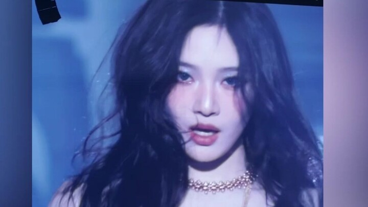 Các idol khác muốn nổi tiếng ngoài fandom thì phải nhờ đủ kiểu PR, còn Ning Yizhuo chỉ cần một góc s