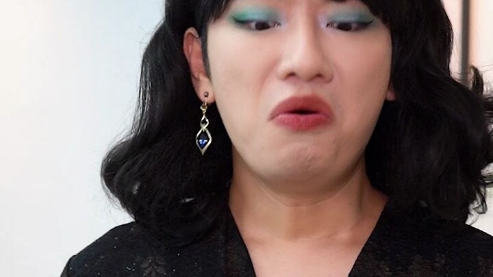 Tôi tỉnh dậy và thấy mẹ tôi đang bước lên chiếc lon.