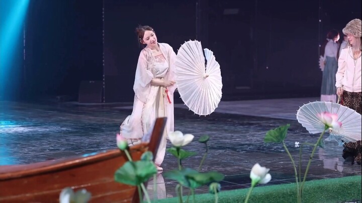 【Cheng Xiao】Here’s a behind-the-scenes clip of her rehearsal for “Ru Meng Ling.” Staff member: “Than