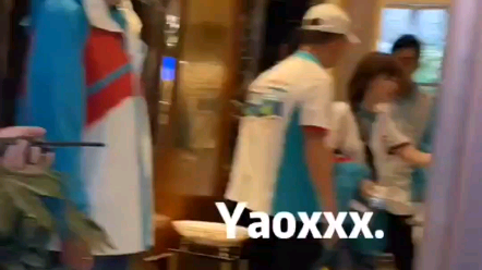 Wang Yibo: I’m not jealous of this hug—I’ve only watched it a dozen or so times, maybe twenty. Hmm [