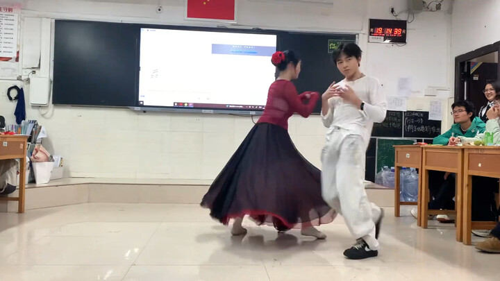 งานเลี้ยงปีใหม่ของโรงเรียน: ผู้นำชมรมแดนซ์สตรีทและหัวหน้าทีมเต้นร่วมมือกันอย่างน่าตื่นตาตื่นใจ!