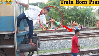 อัพเดท Viral Train Horn Prank 2021 !! ที่ดีที่สุดของ Horn รถไฟเล่นตลกปฏิกิริยาในที่สาธารณะ!