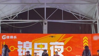 The military training consolation performance at the 10,000-person playground was performed with the