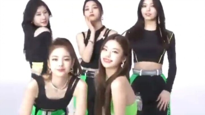 [ITZY] This fluorescent green outfit is so beautiful! A short dance clip from their new song "Voltag