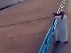 Peluru sangat mudah memantul di permukaan air.