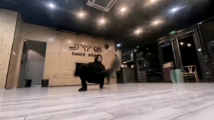 พี่ชายเขาเต้นระบำนี้เท่มากเลยนะ