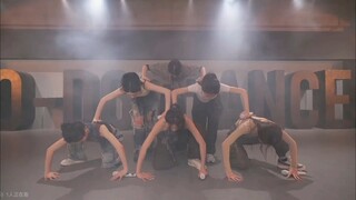 Phòng tập Chromosome này thật hoành tráng! Cô nàng năng động luyện tập ca khúc "Màu Sắc" với mic cầm