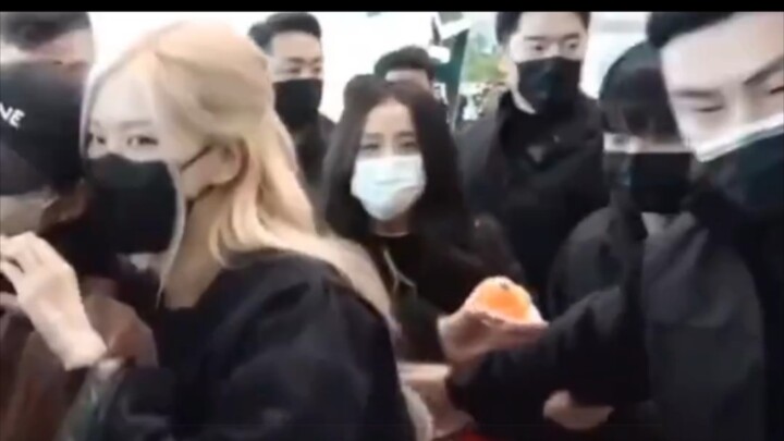 บอดี้การ์ดคิดว่าคิมจีซูเป็นแฟนคลับ จนทำเอาจีซูถึงกับหัวฟัดหัวเหวี่ยงไปเลย