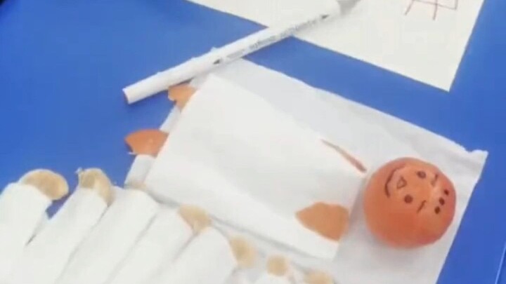 Si “bocah ulung” di kelas selalu bikin kejutan setiap hari—para siswa berkerumun untuk menyaksikan “