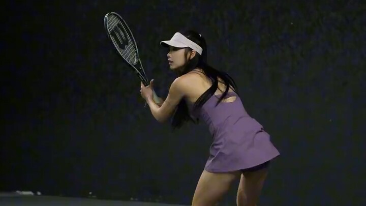 Các chàng trai yêu thể thao ơi, hôm nay cùng xem cô nàng đánh tennis nhé, bạn đang xem trận đấu đấy 