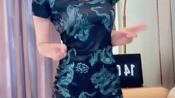 黑丝白丝不过瘾，再加旗袍沦陷你