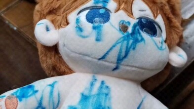 Cần giúp đỡ! Búp bê bị em gái vẽ bằng bút màu nước