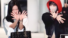 จีซู และ ลิซ่า เต้นดอกไม้ด้วยกันที่สนามบิน