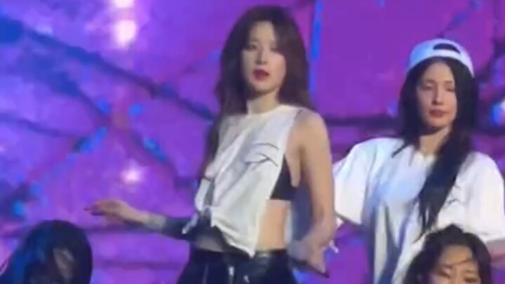 Ye Shuhua was dancing to “Oh My God” when the tie on her outfit came undone mid-dance… So embarrassi