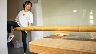 A woman practicing bamboo push-up exercises at home strained her thigh ligament, causing her to have