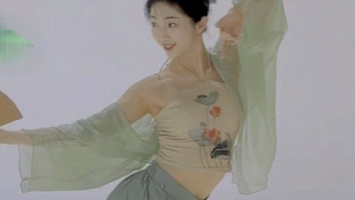 The sound of the phoenix flute moves, the light of the jade pot turns