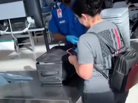 ใส่ของแปลกๆ ไว้ในกระเป๋าของเพื่อนที่กำลังจะผ่านด่านตรวจความปลอดภัย