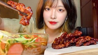 เนื้อหมูทอดแสนกรุบทานคู่กับบะหมี่เย็น อร่อยมาก ทำเอง เลยดูไม่น่าทานเท่าไหร่
