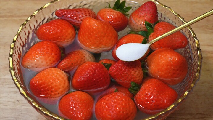 When washing strawberries, never just use salt directly—here's a trick to wash them thoroughly and e