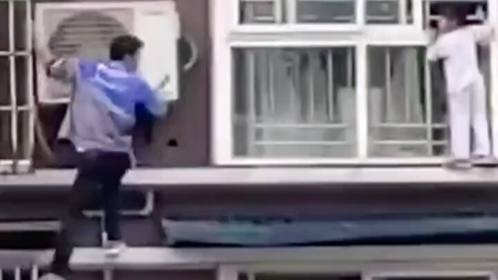 Di sebuah kompleks perumahan di Sichuan, seorang anak perempuan tak sengaja memanjat keluar dari jen