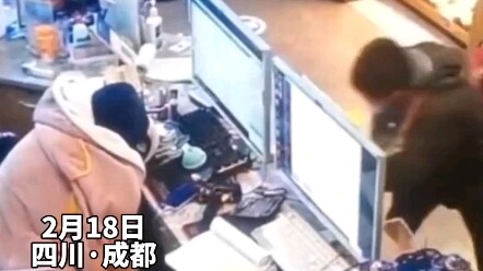 A female college student had her phone stolen while she was asleep at an internet cafe part-time in 