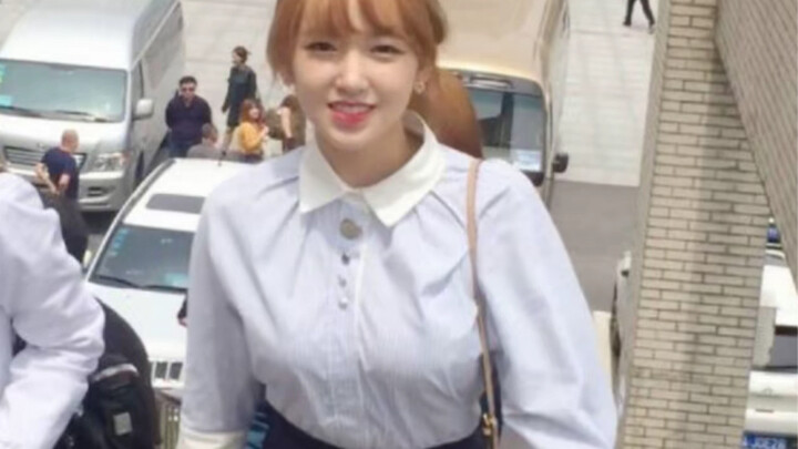 “Kak! Lu keren banget! Waktu di sekolah seni selalu masuk tiga besar, disorot oleh Yuehua dan JYP. L