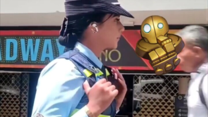 Robot của chúng tôi trực tiếp ôm lấy nữ cảnh sát nhé