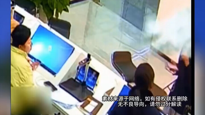 หนุ่มมาทำบัตรประจำตัวประชาชนชั่วคราว แต่เพราะคำถามสามข้อสุดจี้ใจจากตำรวจหญิงคนนี้ ทำให้เธอกลายเป็นไว