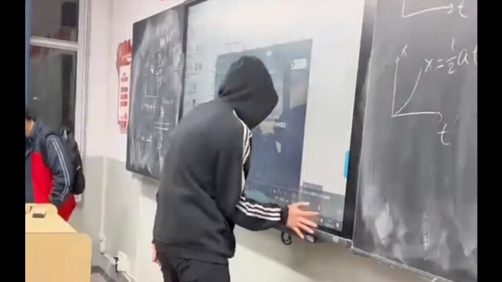 Đại ca trường học cười nửa tiếng mới đánh