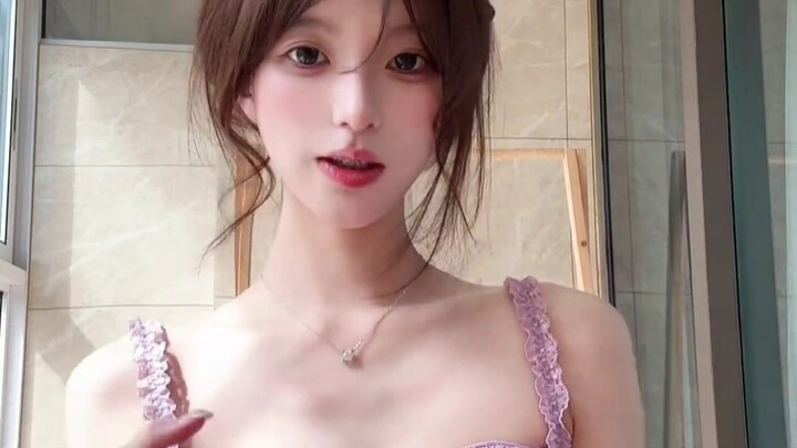 قالت الأخت الصغيرة إن اللون البنفسجي يحمل رونقًا كبيرًا