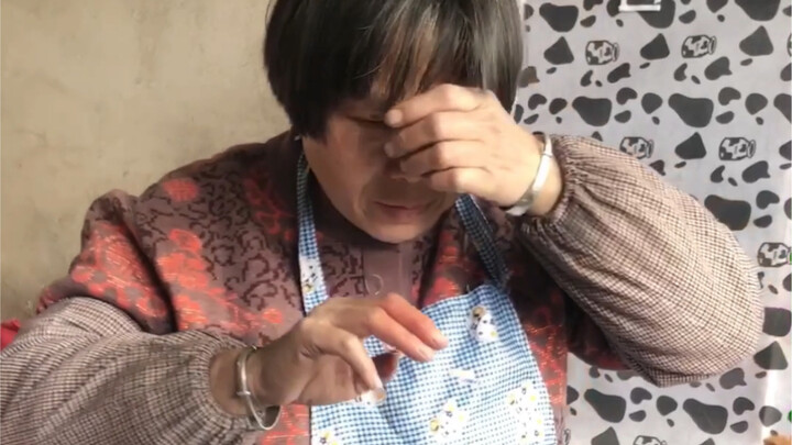 Blind mother's frying of shrimp chips leads to shocking incident