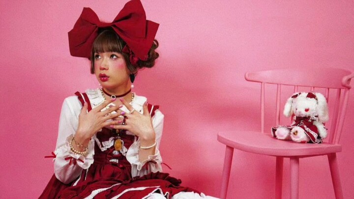 A guy tries out a Lolita makeover as an amateur!