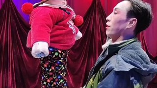 剧团里的小宝宝，太可爱了