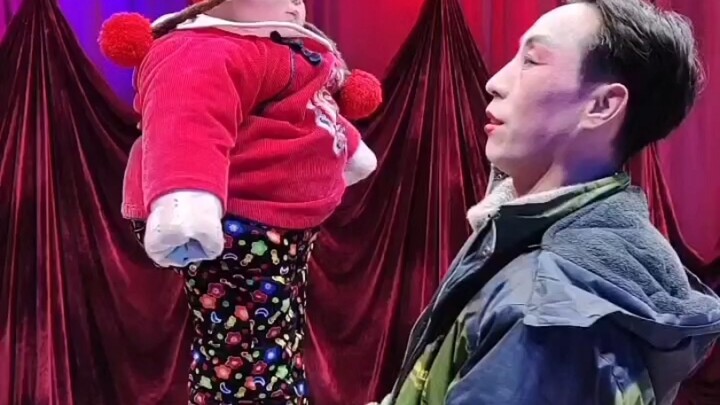 الطفل الصغير في فرقة المسرح، لطيف جدًا