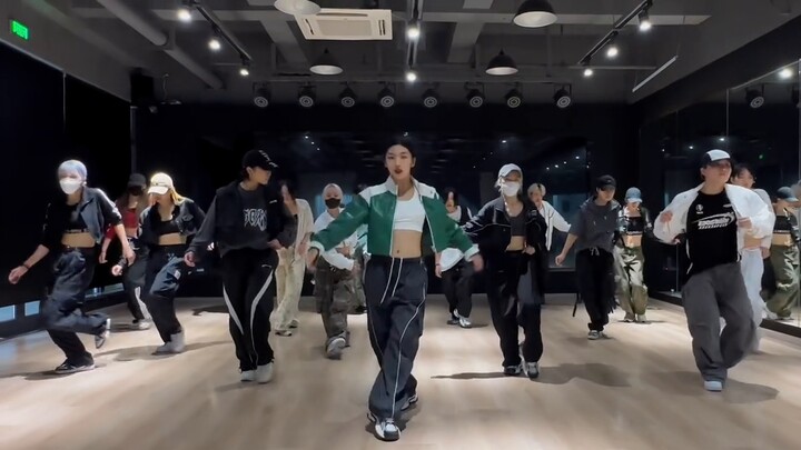 Bagaimana rasanya menari asap dengan puluhan orang?