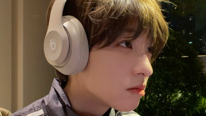 As the song begins to play, I quietly confess my feelings to you.