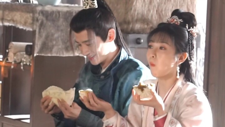 “Qing Qing Daily” behind-the-scenes: What a lavish spread of “Mochuan” cuisine! Big beef bones, stea