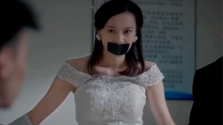 男子拿老婆当赌注，输一把在老婆衣服上剪一个口子！