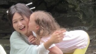 After wearing Hanfu and being kissed wildly by foreign kids, I fell into the water