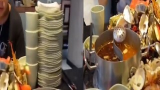 2体育生吃自助餐，桌上堆“碟”如山，惊人的食量引员工围观