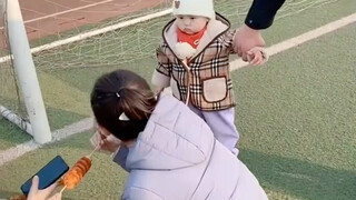 เด็กน้อยที่กำลังอยากกินของอร่อยจ้องมองอาหารตาเป็นมัน ดึงยังไงก็ไม่ไป!