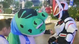 穿假面骑士极狐皮套出街！