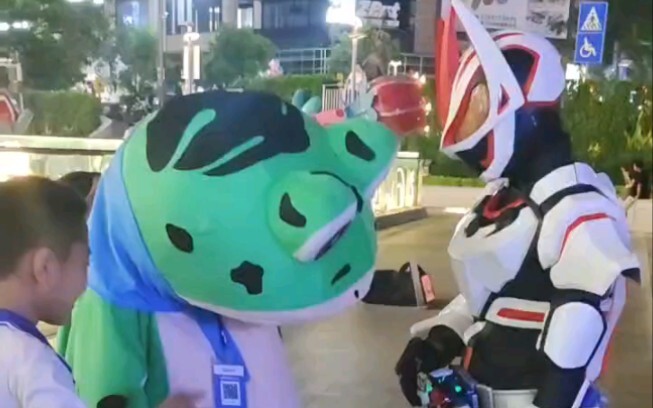 穿假面骑士极狐皮套出街！