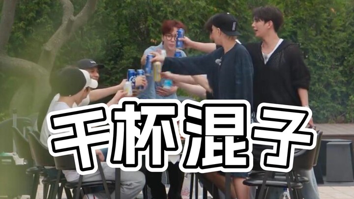 【Kính hiển vi TTT】Bàn nhậu, sao uống rượu mà còn có cả “dân lướt sóng chén tạc chén thù” thế này?! T