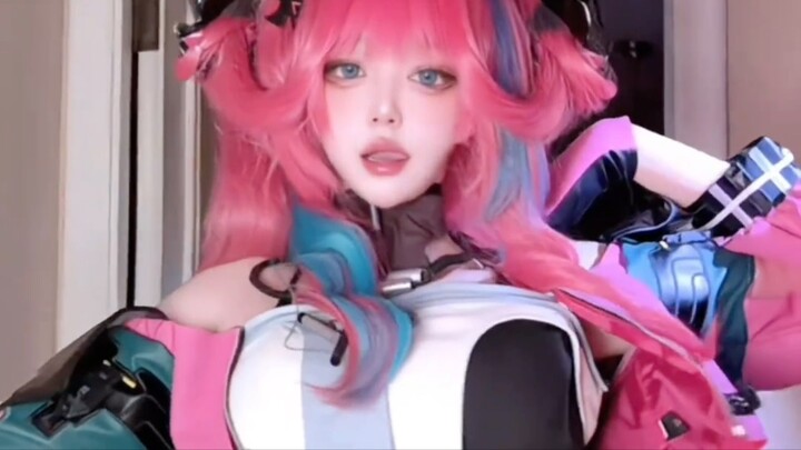 Hot cosplay 🥵😳