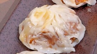#Steamed Pork Dumplings Bingbing still wants to sneak and hide the yummy food? Watch me pull off a s