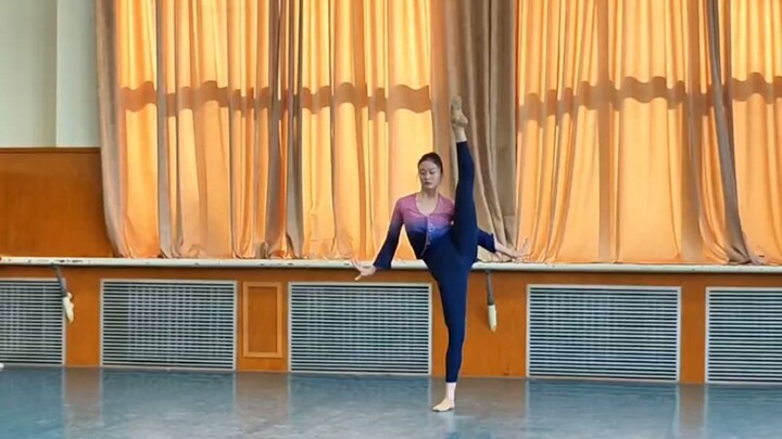 Wonderful moments! Basic skills test class for the 21st grade female class 1 of the Beijing Dance Ac
